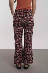 Pantalón Kendall de mujer con estampado floral en tonos rojos y negros, corte palazzo y lazo en la cintura.