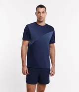 Remera deportiva de hombre, manga corta y cuello redondo, color azul marino con paneles en tonos de azul más claros en un diseño geométrico/degradado.