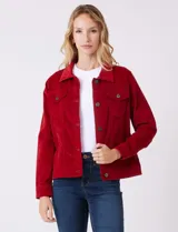 Campera de pana color rojo, marca Dash, con cuello solapa, abertura central con botones metálicos y bolsillos delanteros.