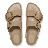 Sandalias Birkenstock modelo Arizona Big Buckle, color marrón tabaco, con dos correas ajustables de cuero y hebillas grandes doradas. Presentan plantilla anatómica de corcho y suela de goma negra.