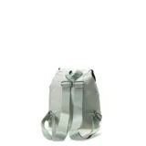 Mochila urbana de diseño compacto en color beige, con solapa frontal y cierre de hebilla. Cuenta con un bolsillo externo con cierre y parche con logo de la marca N+Club.
