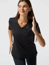 Remera deportiva de manga corta y cuello en V, confeccionada con tejido transpirable de secado rápido. Presenta un diseño cómodo y ergonómico, ideal para entrenamientos.