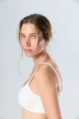 Top deportivo blanco con tirantes ajustables y diseño sin costuras.