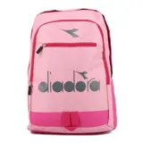 Mochila deportiva Diadora modelo Maine II, color rosa claro con detalles en rosa oscuro/fucsia. Presenta el logo de Diadora estampado en gris oscuro en el frente, un bolsillo frontal con cierre y un bolsillo lateral de malla.