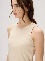 Musculosa básica confeccionada en algodón ribb, con ribetes en color contrastante en el cuello y las sisas, y logo bordado en el centro del pecho.