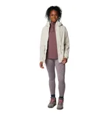 Chaqueta impermeable Columbia modelo Sweet Creek II Lined, color beige claro, con capucha, cierre frontal, cintura ajustable con cordón y bolsillos frontales. Cuenta con forro polar interior y tecnología Omni-Tech para mayor protección contra la humedad.