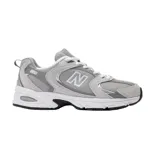 Championes New Balance modelo 530, color gris con detalles en blanco y plateado, confeccionados con malla transpirable y superposiciones de material sintético, con tecnología ABZORB en la suela.