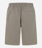 Bermuda masculina color beige, modelo baggy, hecha en sarga, con cintura elástica y cordón para ajuste.