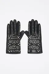 Guantes de cuero negro con aplicación de tachas metálicas plateadas en el dorso y logo de la marca estampado en la muñeca.