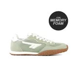 Championes deportivos Hi-Tec modelo Darcy, color verde oliva con detalles en blanco y suela de goma color caramelo. Presentan una combinación de texturas en gamuza y tela técnica, con cierre de cordones y tecnología memory foam en la plantilla.