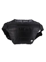 Riñonera negra acolchada con correa ajustable y logo estampado en blanco.