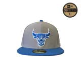 Gorro New Era 59Fifty del equipo de baloncesto Chicago Bulls, con visera plana color azul y logo del equipo bordado en el frente.