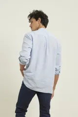 Camisa de lino color salmón con cuello mao, manga larga y bolsillo de parche en el pecho.