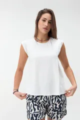 Remera blanca sin mangas con diseño de hombreras marcadas y cuello redondo.