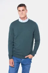 Buzo de punto color verde oscuro, con cuello redondo y mangas largas.