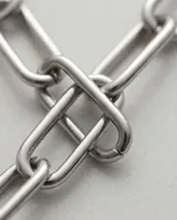 Collar de acero italiano con diseño de eslabones ovalados de estilo cadena.