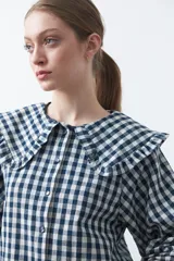 Camisa de algodón con estampado de cuadros vichy, cuello grande con volados y mangas largas con puños elásticos.