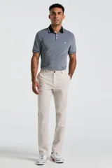 Pantalón de lino slim color beige, de corte recto y elegante, con bolsillos laterales y traseros.