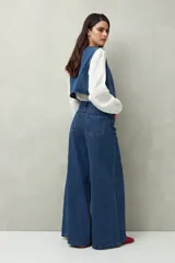 Jean de tiro alto, color negro lavado, con calce ultra wide leg y silueta amplia desde la cadera hasta el bajo.