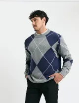 Sweater de punto con diseño de rombos en gris y azul marino, escote redondo a la base, manga larga y terminaciones en punto acanalado en cuello, puños y ruedo.