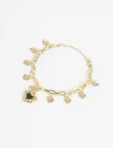 Pulsera dorada de eslabones con dijes colgantes en forma de corazón y un dije grande con forma de corazón y centro negro.