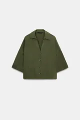 Camisa marrón de manga corta amplia, con cuello solapa y escote pico, cierre frontal con botones.