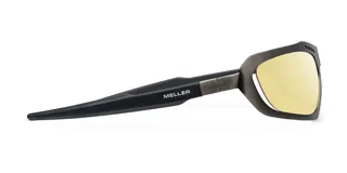 Lentes de sol envolventes con montura de acero inoxidable en color gunmetal y lentes de nylon amarillos. Presentan un diseño deportivo con aberturas decorativas en la parte superior del marco y patillas de acetato.