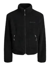 Campera tipo teddy de cuello alto y manga larga, confeccionada en tejido de textura suave. Presenta cierre frontal completo, bolsillos laterales con cierre y un pequeño bordado en el pecho.