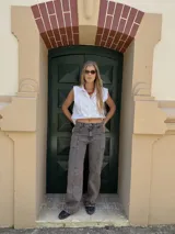 Pantalón de jean recto de tiro medio color gris oscuro con costuras verticales.