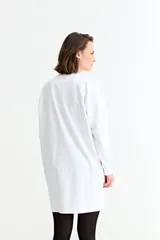 Vestido de algodón de corte recto y holgado, con cuello redondo y mangas largas con puños elásticos.