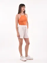 Musculosa negra ajustada al cuerpo con cuello halter y espalda descubierta.