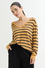 Sweater de tejido de punto, manga larga, con escote en V y patrón de rayas horizontales anchas en blanco y negro.
