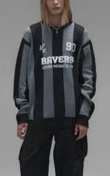 Sweater de punto con diseño a rayas verticales en negro y gris, cuello redondo y mangas largas. Presenta un estampado gráfico frontal con estilo deportivo retro que incluye el texto 'Ravers' y el número '90'. Cuenta con terminaciones en punto rib en cuello, puños y ruedo.