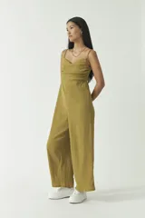 Mono largo de color verde oliva, con escote caído, tirantes finos y pierna ancha.