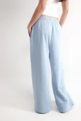 Pantalón jogger gris oscuro de tiro medio, con cintura elástica con cordón ajustable y pernera recta y ancha.