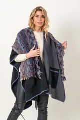 Capa artesanal combinada en texturas de color negro y gris con aplique de chal y dos bolsillos.