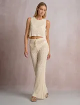 Top crop de tejido calado marrón, marca Elan, con escote redondo, sin mangas y aberturas laterales con lazos ajustables decorados con caracoles.