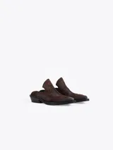 Zueco estilo western de cuero vacuno plateado, con costuras decorativas en la capellada, punta cuadrada y taco bajo de 4 cm.