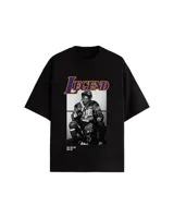 Remera negra de corte oversize con estampado frontal de Kobe Bryant y la palabra "Legend" en color amarillo y violeta.