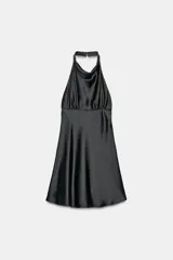 Vestido corto de tejido satinado con cuello halter, detalle de frunces en el frente y espalda descubierta.