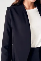 Blazer negro con solapas grandes y corte holgado.