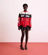 Minifalda balonê de poliuretano (PU) color negro, con cintura alta lisa y forro de poliéster.