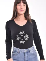Remera negra de manga larga con escote en V y estampa frontal blanca con diseño de soles y la frase 'Woke Up'.