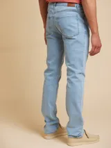 Pantalón de jean de corte recto, color celeste, con bolsillos delanteros y traseros.