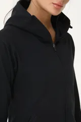 Campera negra con capucha y cierre frontal, confeccionada en rústico de algodón.