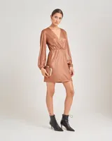 Vestido corto cruzado de manga larga con escote en V, cintura elastizada y acabado satinado en tono cobrizo.