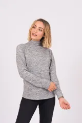 Polera de lanilla color champagne, de cuello alto y manga larga.