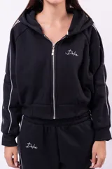 Campera tipo hoodie con cierre frontal, de corte cropped y color bordó. Presenta detalles de líneas blancas en las mangas y un bordado pequeño en el pecho.