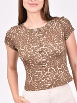 Remera marrón con estampado animal print, cuello redondo y mangas cortas.