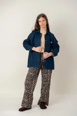 Campera de jean oversize en color azul oscuro, con corte recto, cuello camisero, cierre frontal con botones y bolsillos frontales tipo parche.